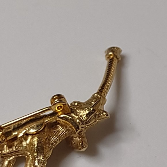 Very Cute Tiny Gold Tone Metal Elephant Pin With Waggling Trunk - Picture 8 of 10